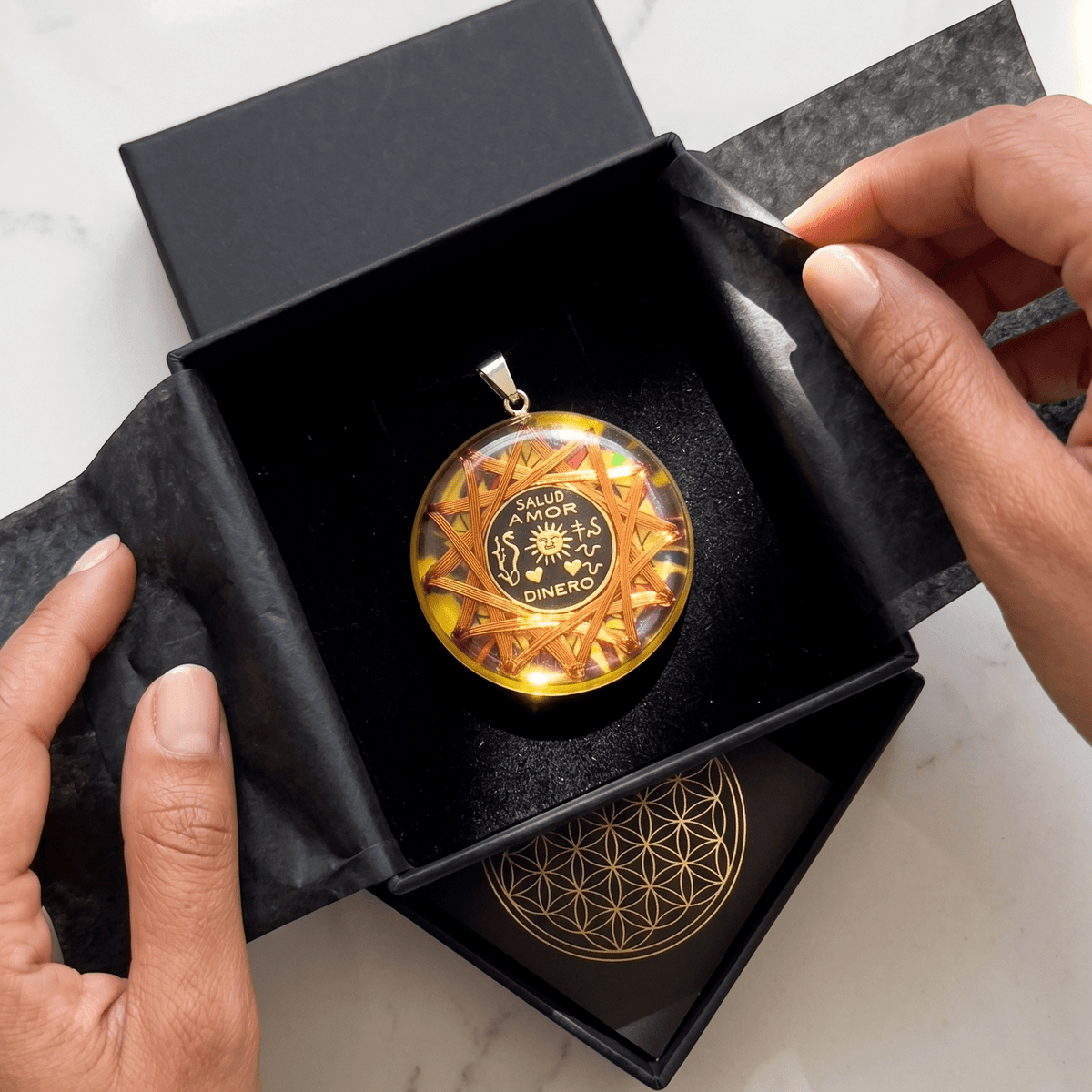 Amuleto de orgonita con resina, metales y cristales hecho a mano por Metayantra