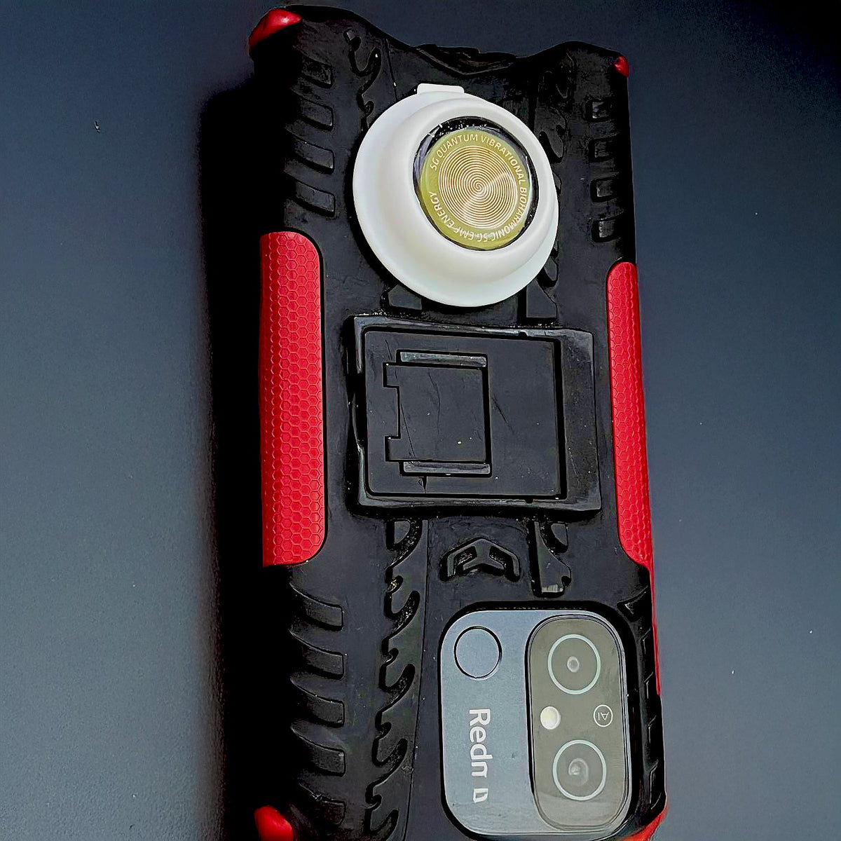 Armonizador EMF aplicado en la base de una laptop