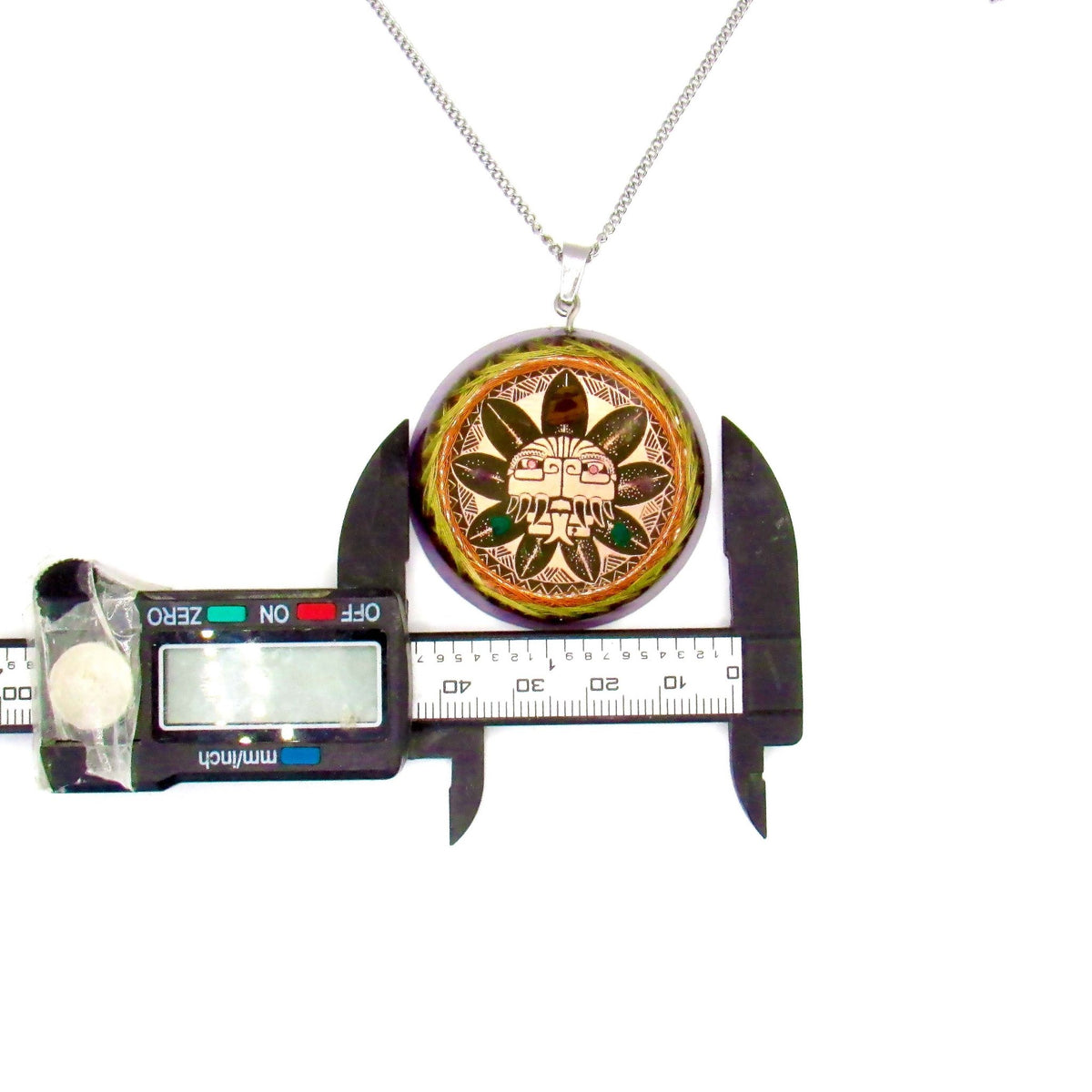 Detalle de la placa de resonancia cuántica del collar Quetzalcóatl