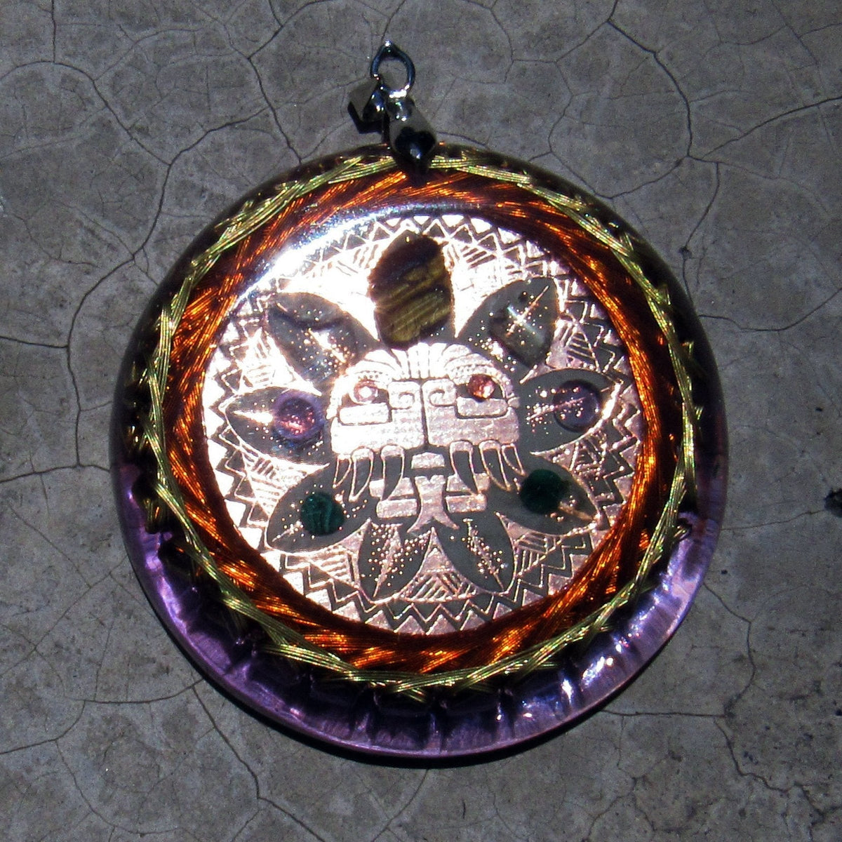Collar Quetzalcóatl visto de frente sobre fondo neutro