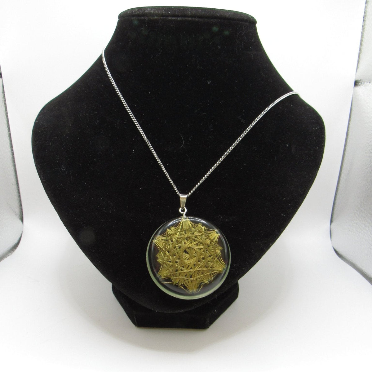 Collar Vector de Equilibrio Dorado portado al pecho en el día a día