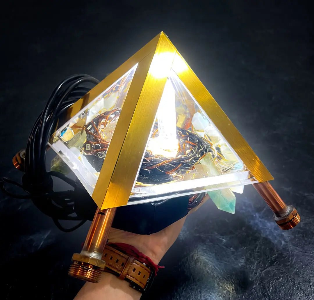 Pirámide de Cobre con PEMF Vórtice Cuántico | NEXUS CORE 3 Sistemas | Bobina de Rodin 6,240m | Frecuencias Rife 1Hz-150kHz | Luz Estroboscópica | Frequency Lab IA incluido | Geometría Giza 51° | Selenita | Desarmable | Hecho a Mano - Metayantra México
