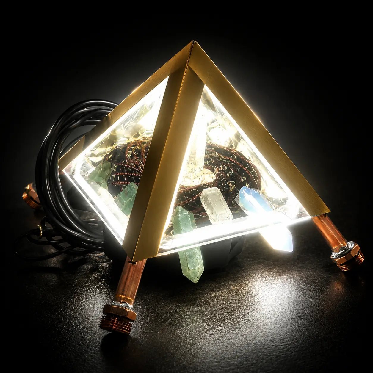Pirámide de Cobre con PEMF Vórtice Cuántico | NEXUS CORE 3 Sistemas | Bobina de Rodin 6,240m | Frecuencias Rife 1Hz-150kHz | Luz Estroboscópica | Frequency Lab IA incluido | Geometría Giza 51° | Selenita | Desarmable | Hecho a Mano - Metayantra México