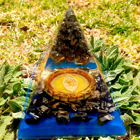 Pirámide de Orgonita para la Abundancia: Tu Conexión Cuántica con la Prosperidad - Metayantra México