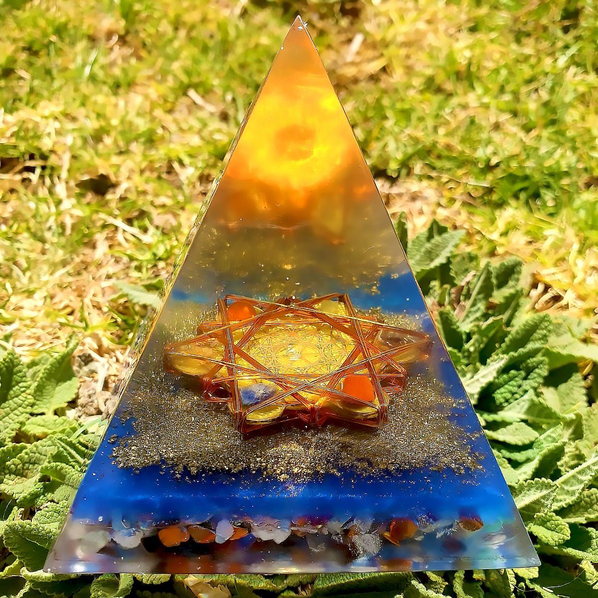 Pirǭmide Sanadora de Orgonita con Resonancia Celular - Metayantra MǸxico