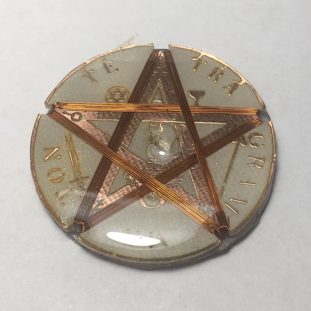 Adhesivo Tetragrammaton Escudo Protector contra Frecuencias Nocivas para telǸfonos celulares - Metayantra MǸxico