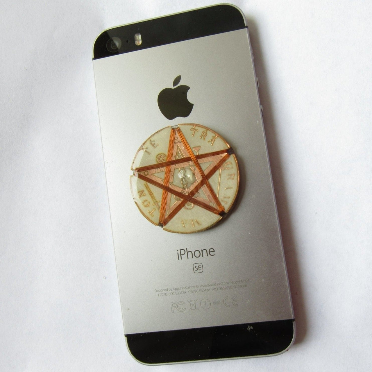 Adhesivo Tetragrammaton Escudo Protector contra Frecuencias Nocivas para telǸfonos celulares - Metayantra MǸxico