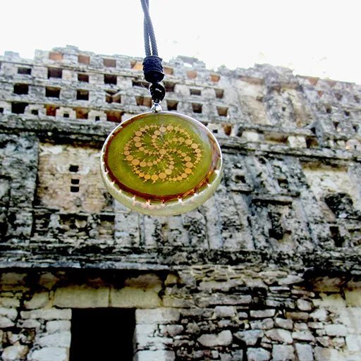 Collar Tibetano Destructor de obstǭculos Guru Rinpoche Crop Circle con MOLDAVITA - Metayantra MǸxico