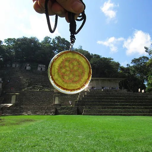 Collar Tibetano Destructor de obstǭculos Guru Rinpoche Crop Circle con MOLDAVITA - Metayantra MǸxico