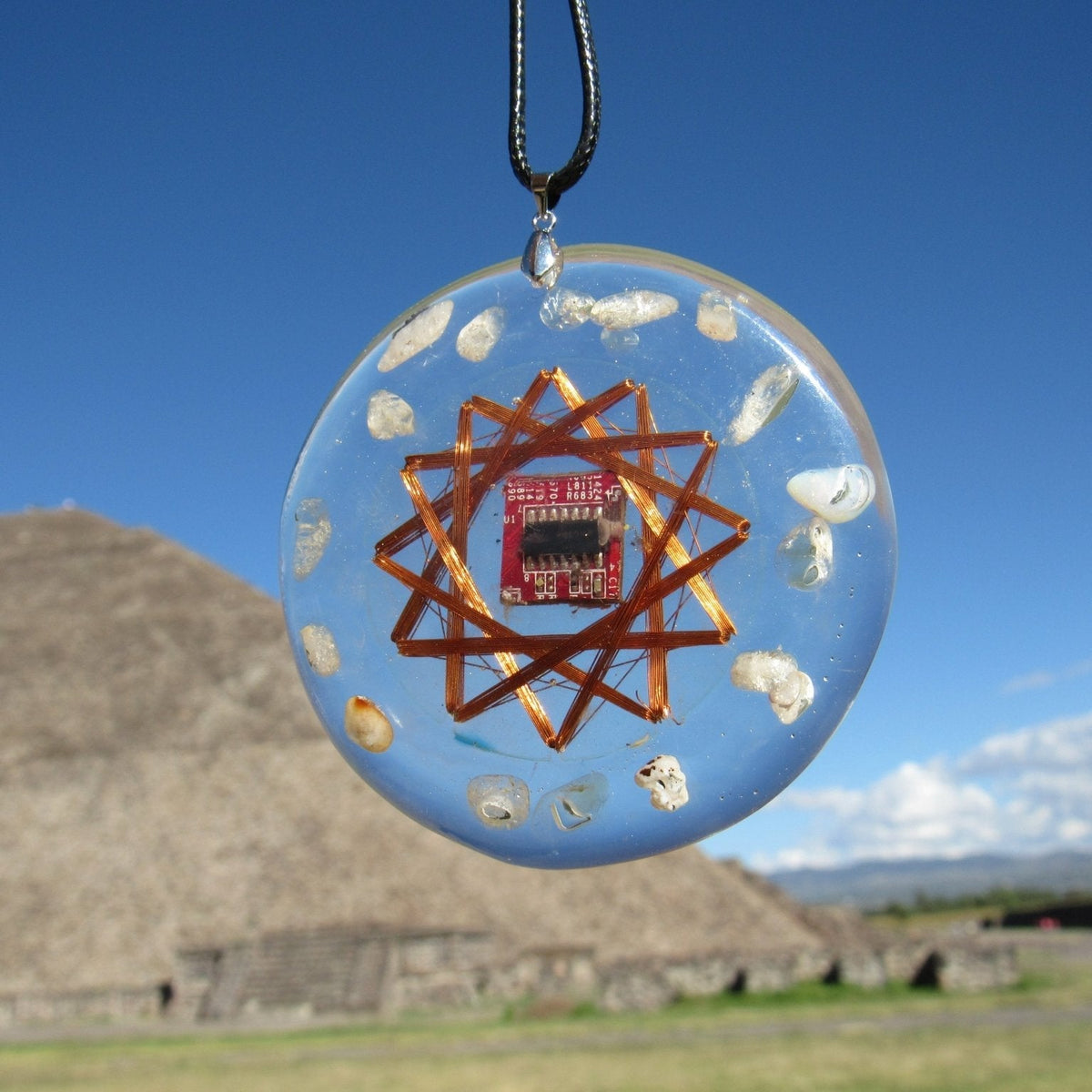 Collar MicroChip Star visto de frente, acabado artesanal en resina y cobre