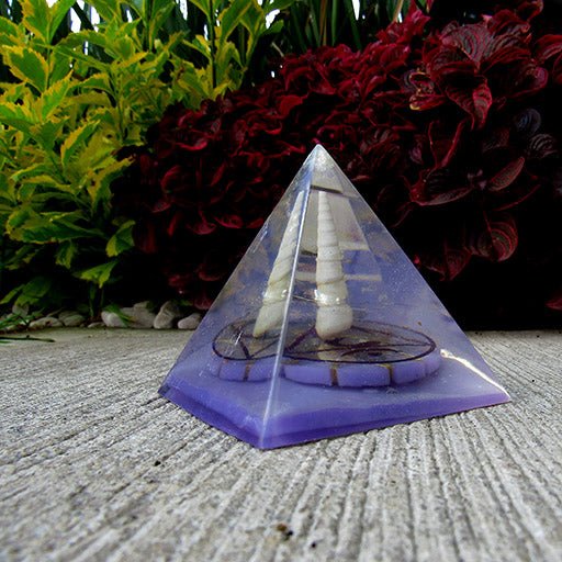 Pirǭmide con Generador Cuǭntico del Sexto Chakra Ajna - Metayantra MǸxico