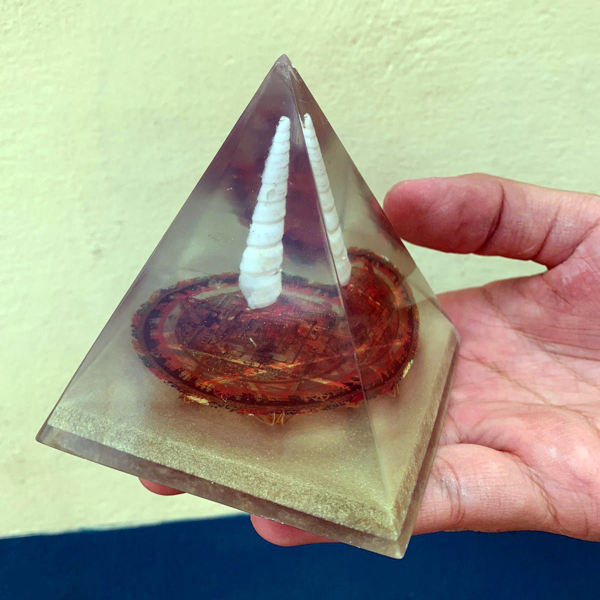 Pirǭmide con Oro 14K para ProtecciÇün contra Magia Negra Kalachakra - Metayantra MǸxico