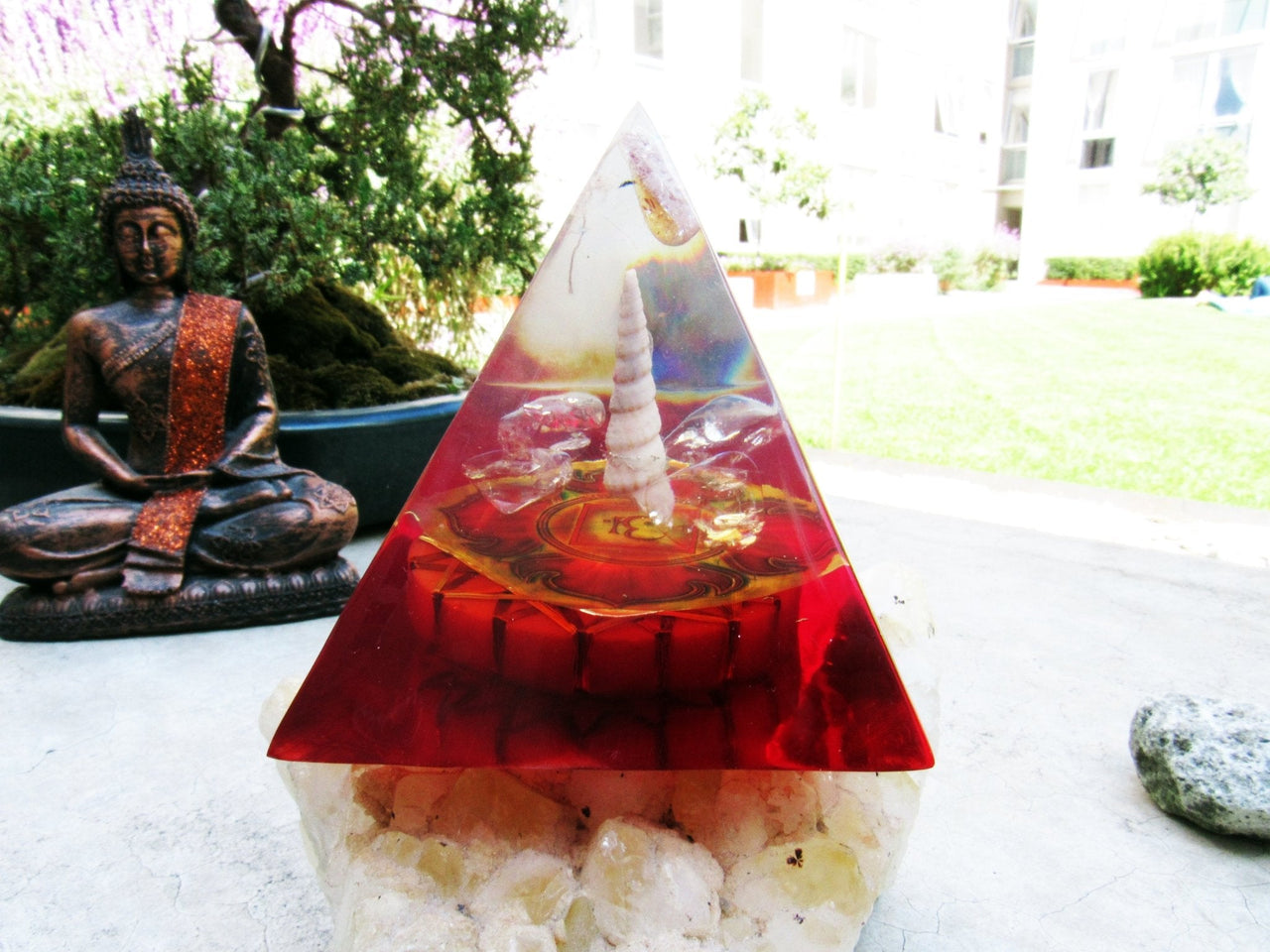 Pirǭmide con Resonador Cuǭntico del Primer Chakra Muladhara - Metayantra MǸxico