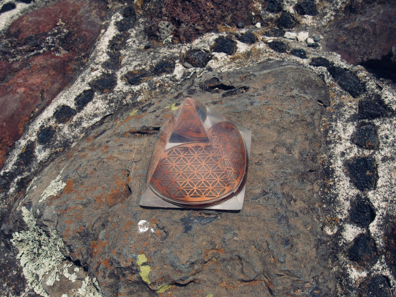 Pirǭmide Flor de la Vida con Resonancia Cuǭntica - Metayantra MǸxico