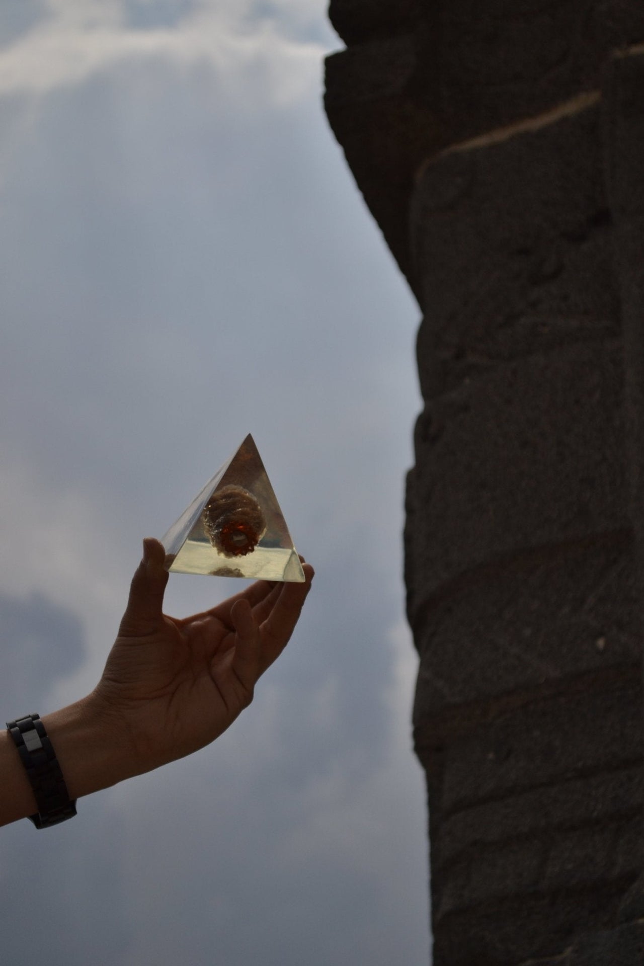 Pirǭmide Purificadora de Emociones con Rosa del Desierto - Metayantra MǸxico