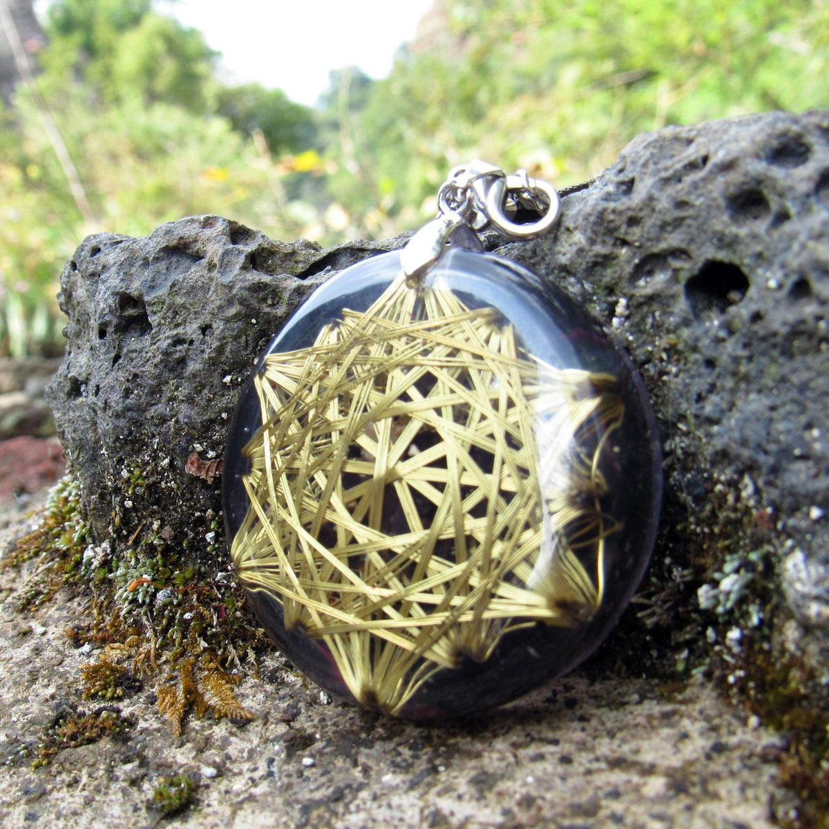 Collar Vector de Equilibrio en mano para apreciar su escala real